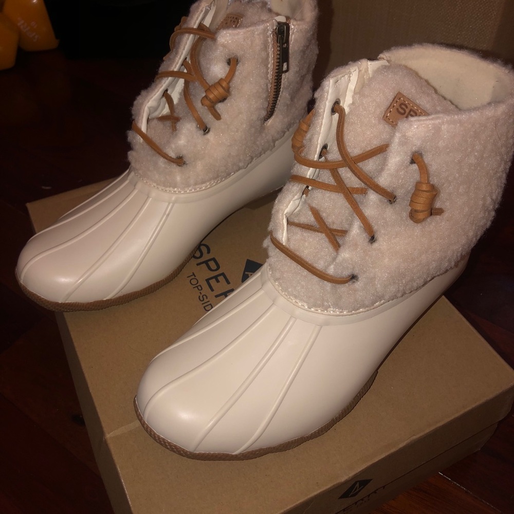 white winter saltwater Sperry boots.